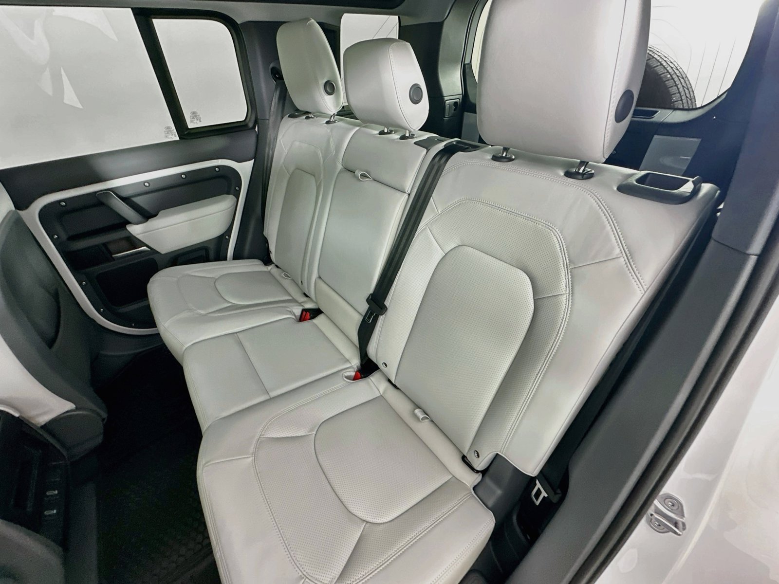 New 2026 Land Rover Defender 110 X-Dynamic SE AWD/4WD image 36