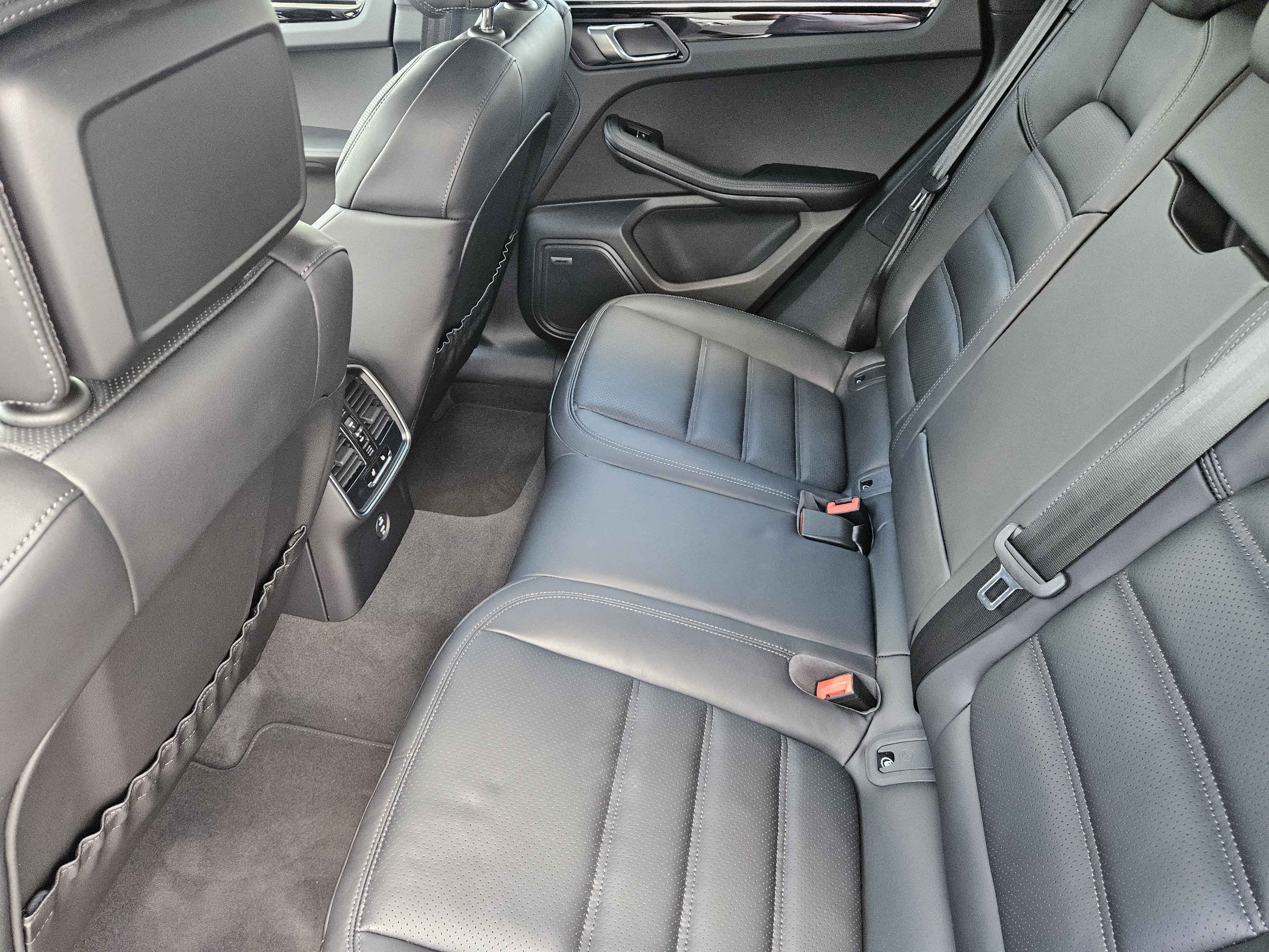 Certified 2025 Porsche Macan AWD/4WD image 28