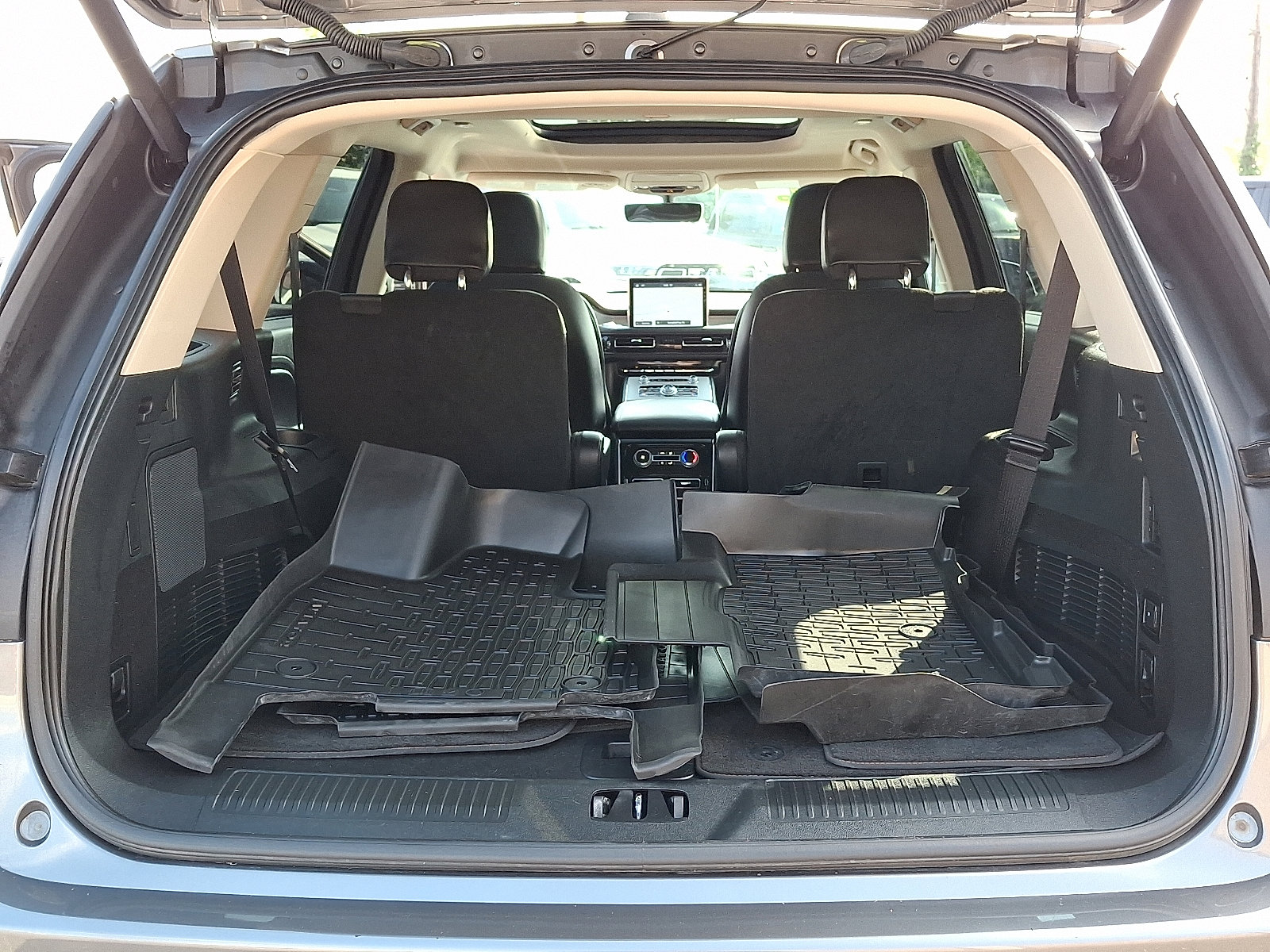 Used 2023 Lincoln Aviator Standard w/ Premium Package image 28