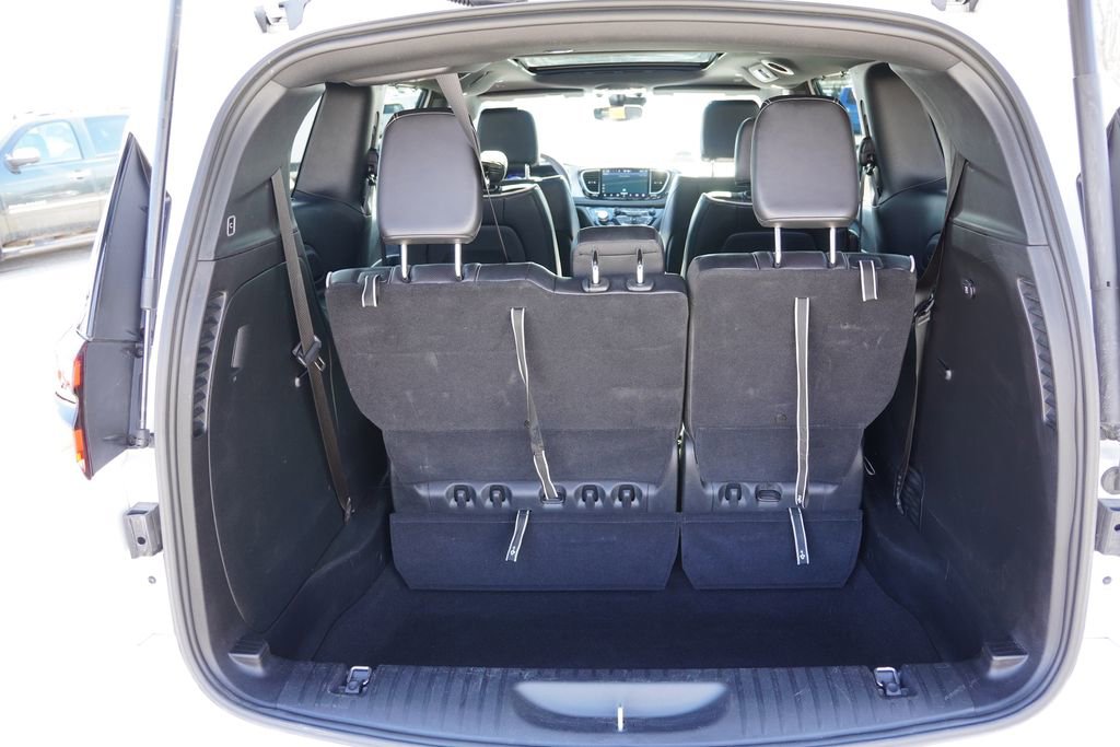 Used 2025 Chrysler Pacifica Limited image 22