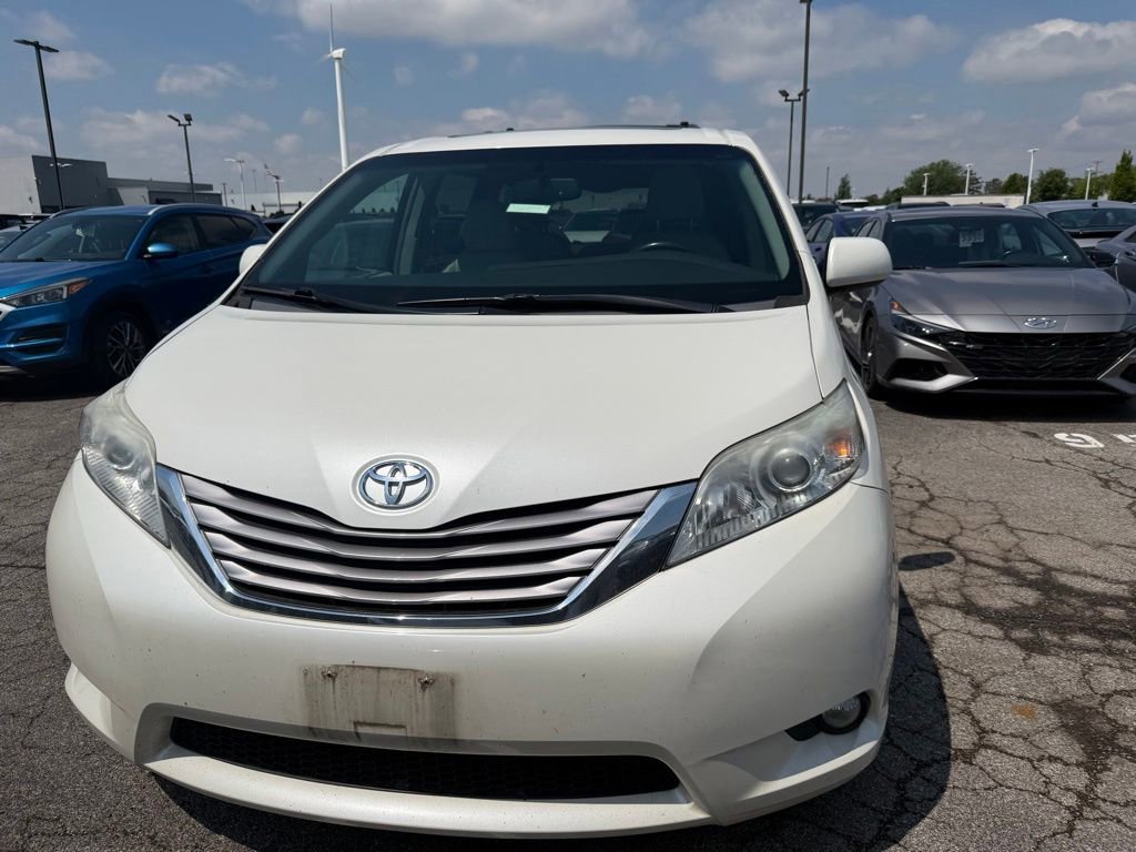 Used 2017 Toyota Sienna XLE Premium FWD image 2