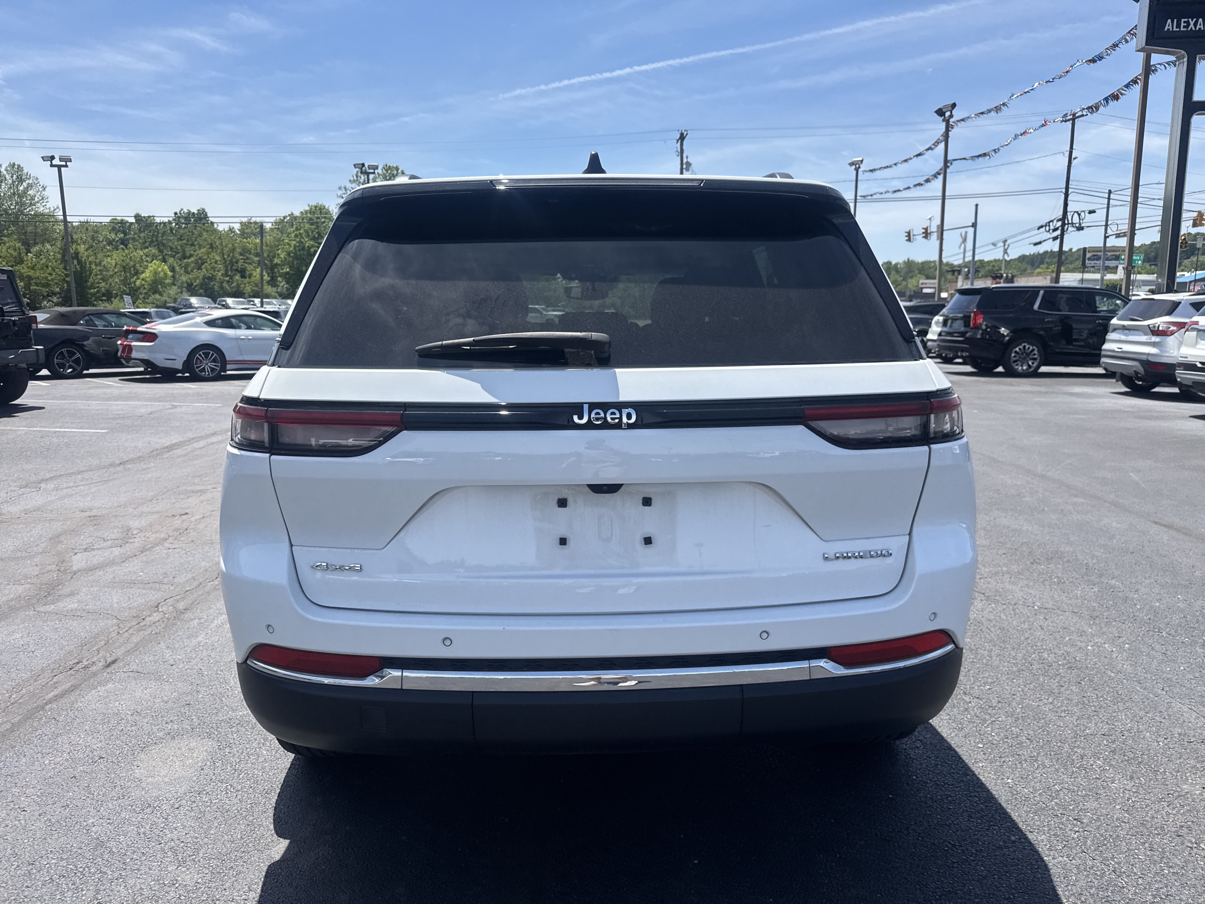 Used 2023 Jeep Grand Cherokee Laredo AWD/4WD video 4