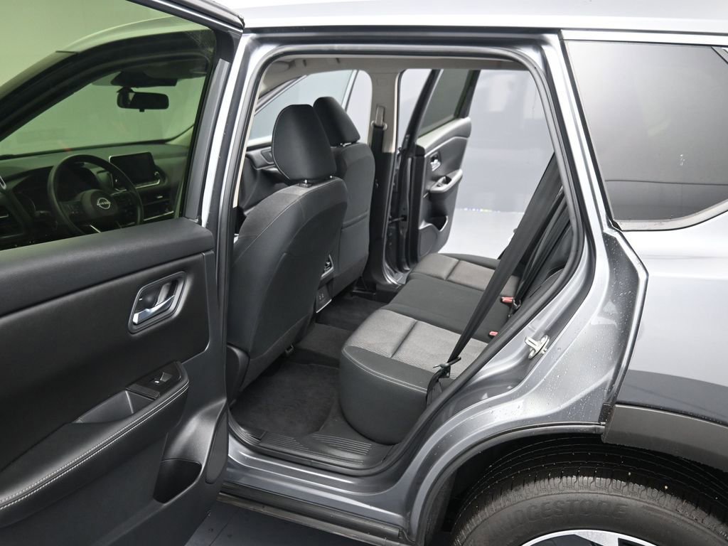 Used 2024 Nissan Rogue SV image 17