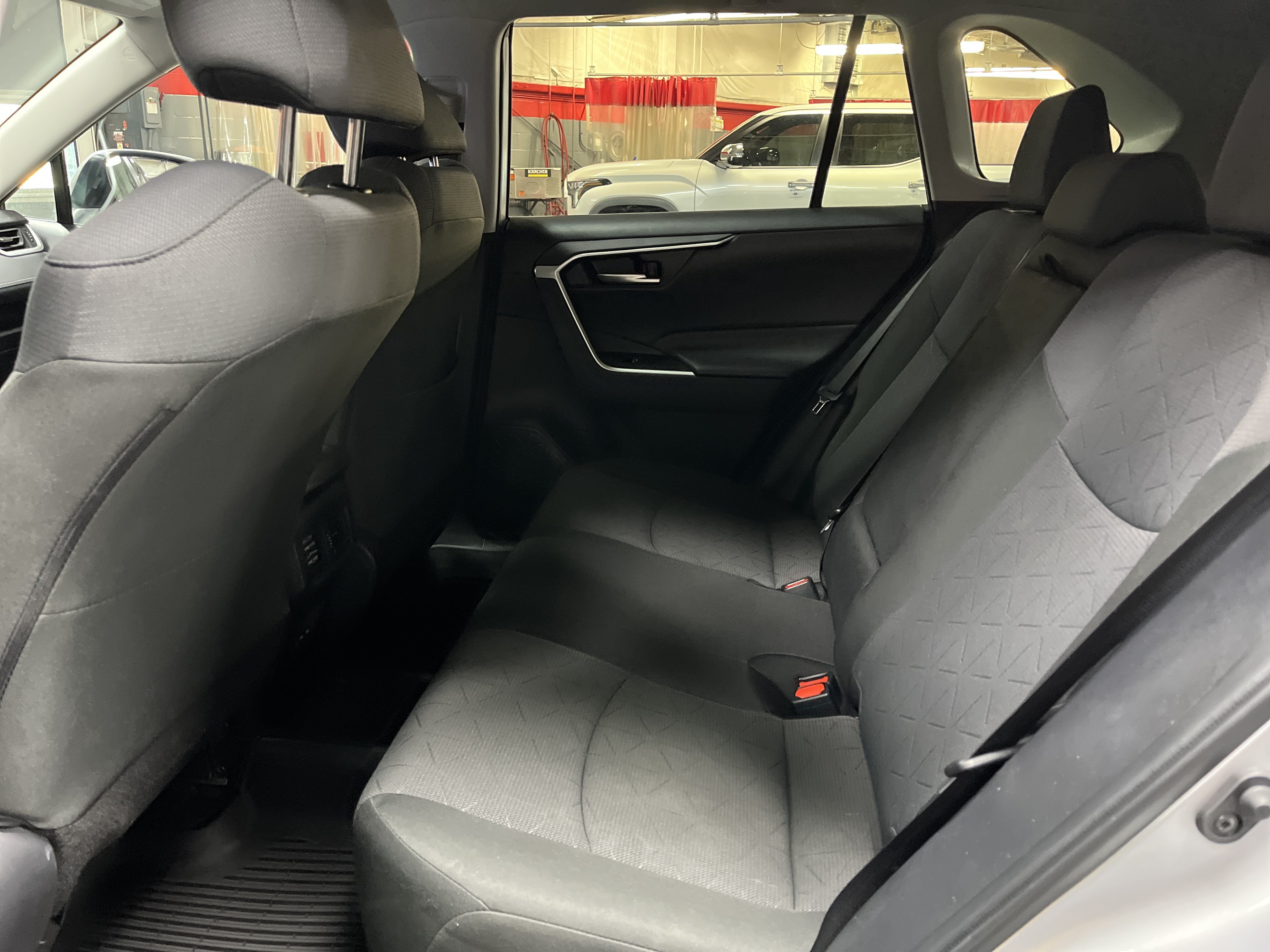 Used 2025 Toyota RAV4 XLE FWD image 30