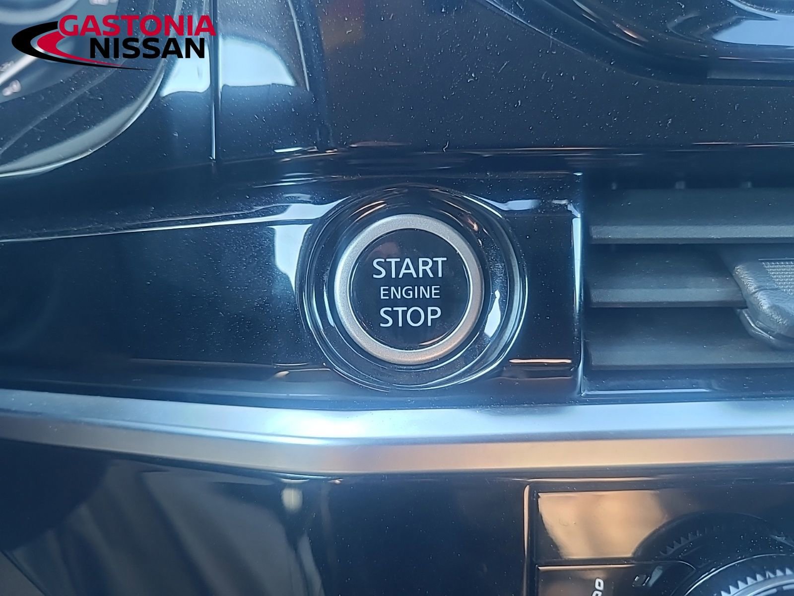 Used 2024 Nissan Pathfinder SV image 43