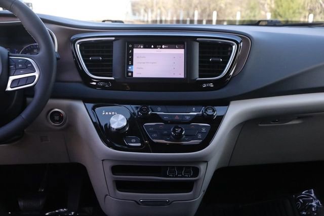 Used 2023 Chrysler Voyager LX image 26