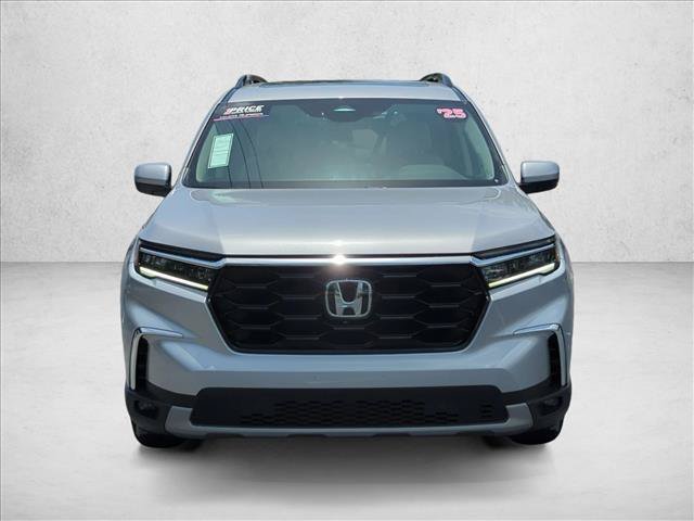 Used 2025 Honda Pilot Touring image 2