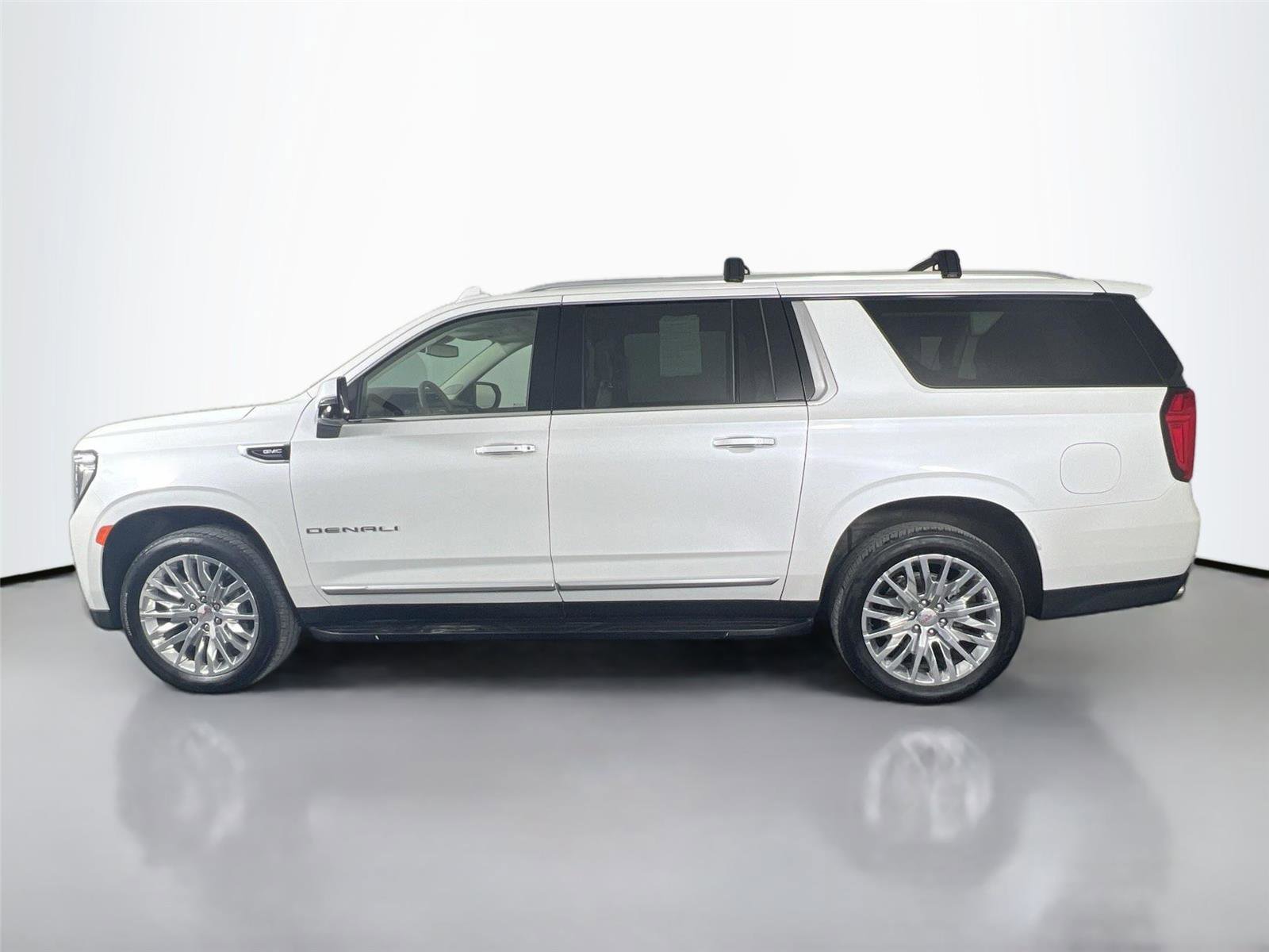 Used 2024 GMC Yukon XL Denali AWD/4WD image 3