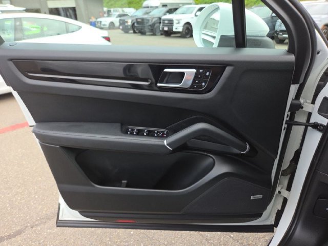Used 2022 Porsche Cayenne AWD/4WD image 19