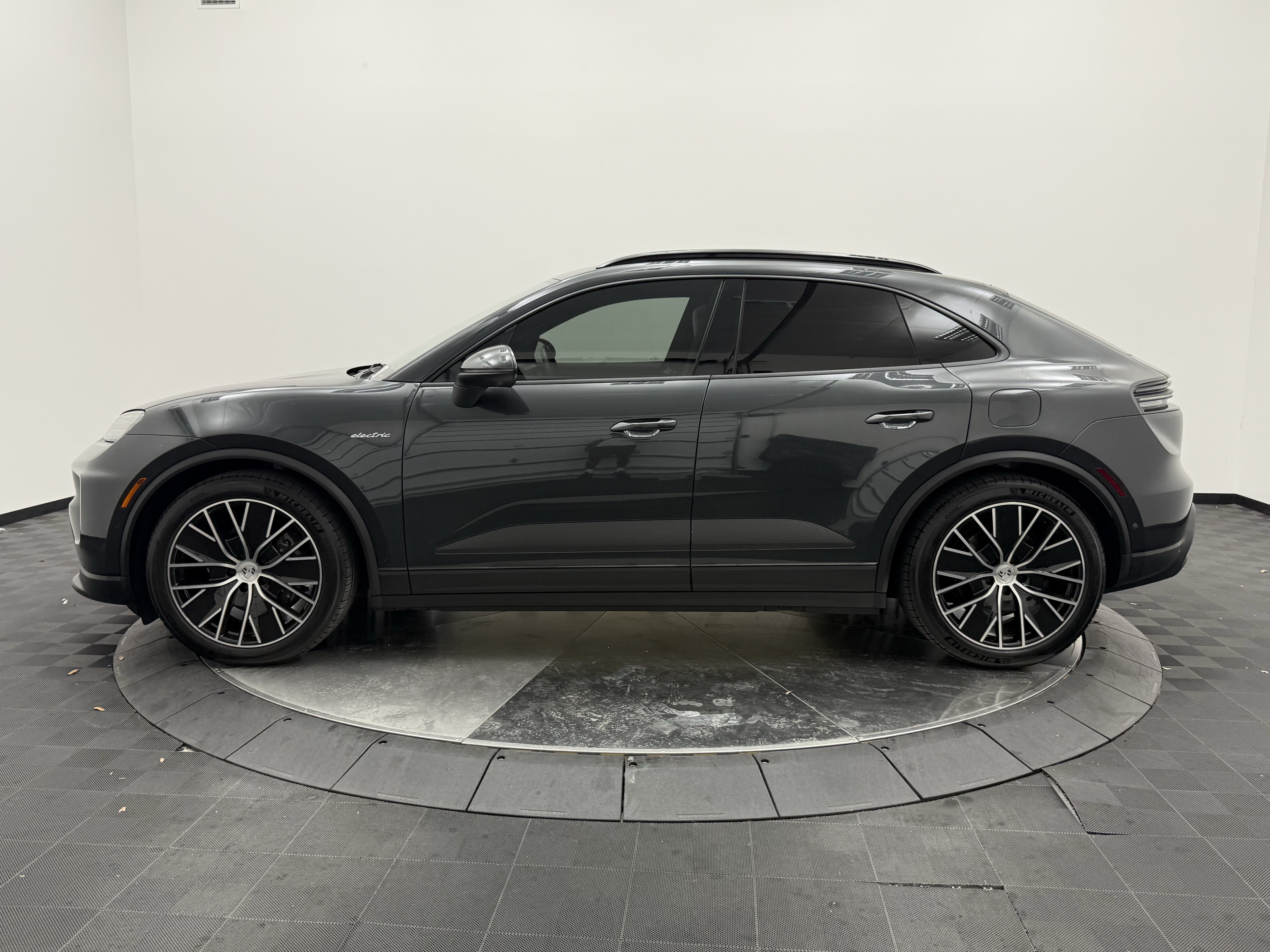 Used 2024 Porsche Macan 4 Electric AWD/4WD image 4