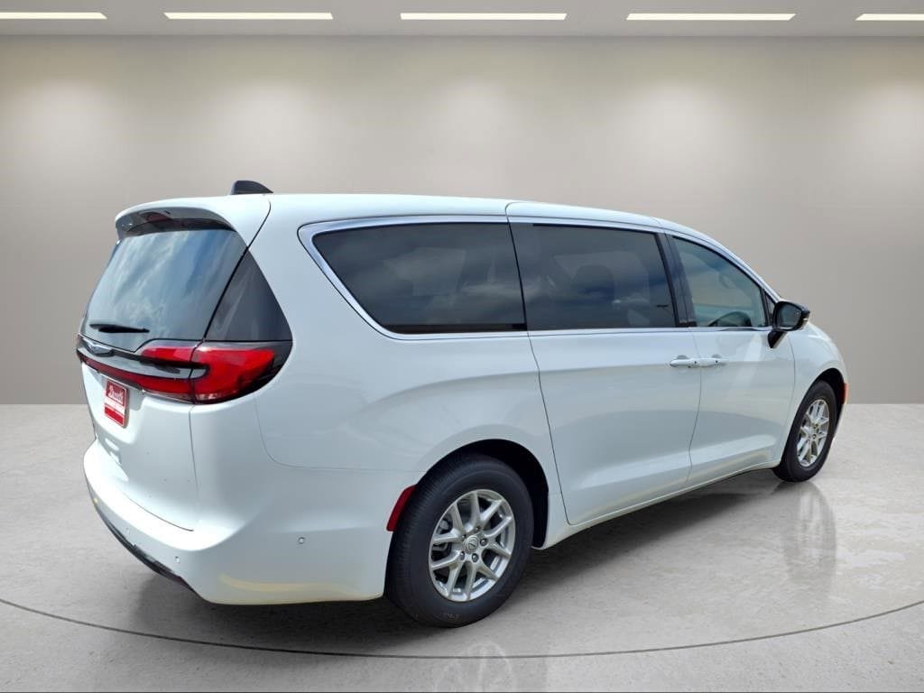 New 2025 Chrysler Pacifica Select FWD image 3
