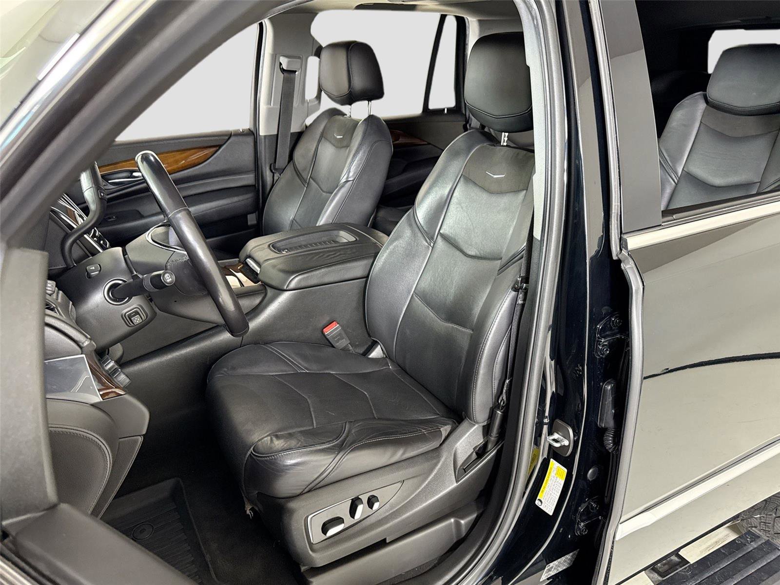 Used 2018 Cadillac Escalade Premium Luxury AWD/4WD image 14