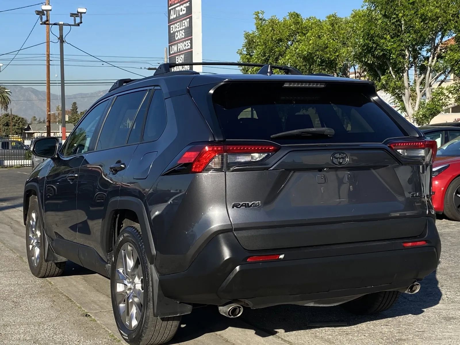 Used 2020 Toyota RAV4 XLE Premium image 2