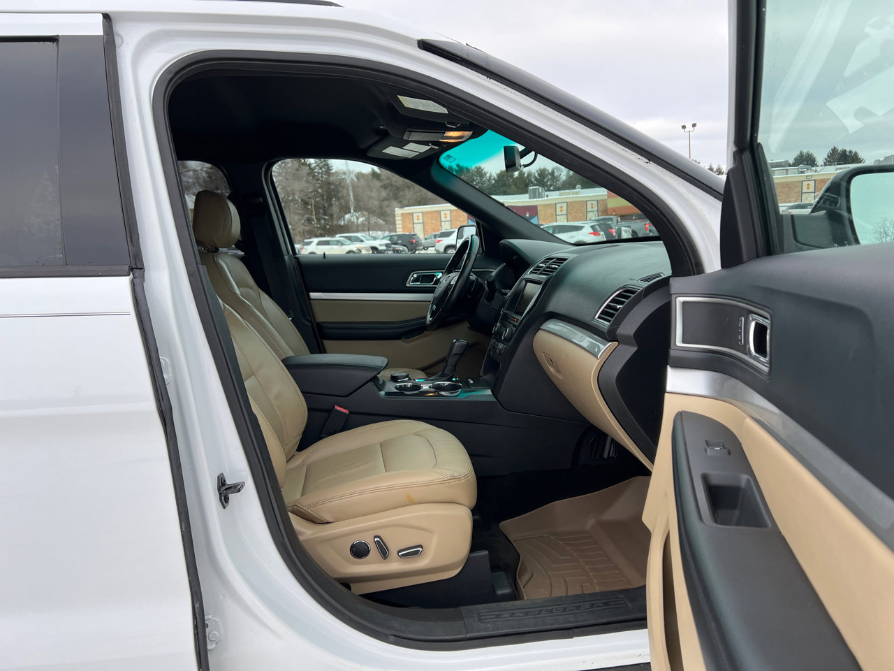 Used 2016 Ford Explorer XLT w/ Equipment Group 202A image 43