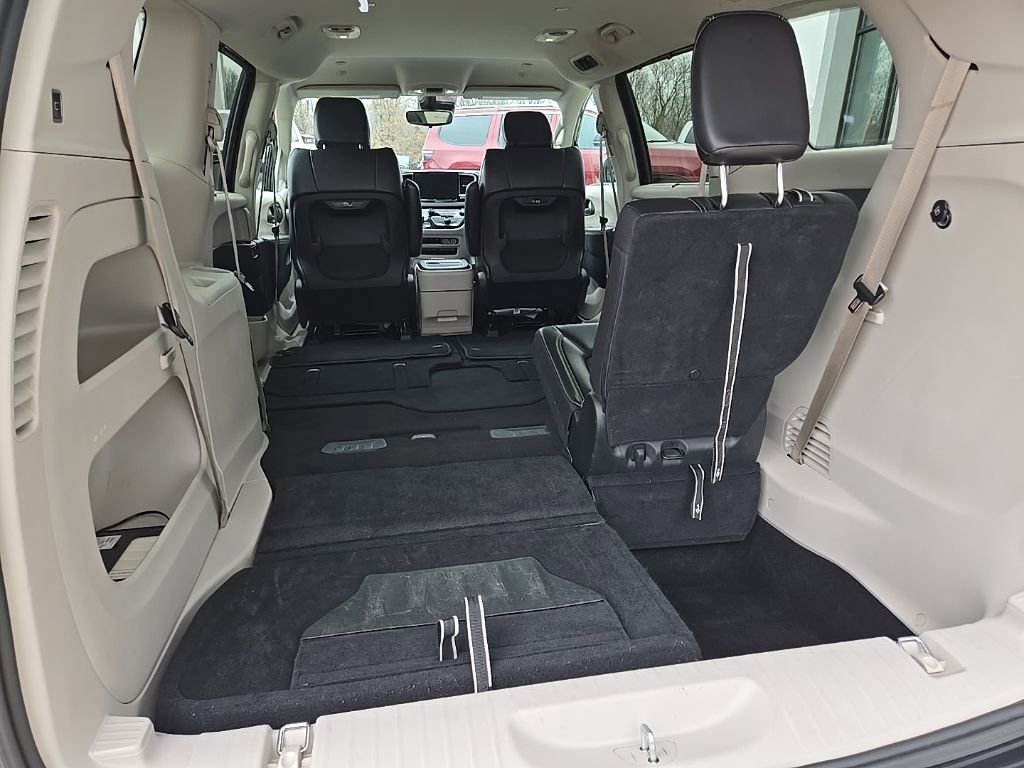 Used 2024 Chrysler Pacifica Touring-L image 94