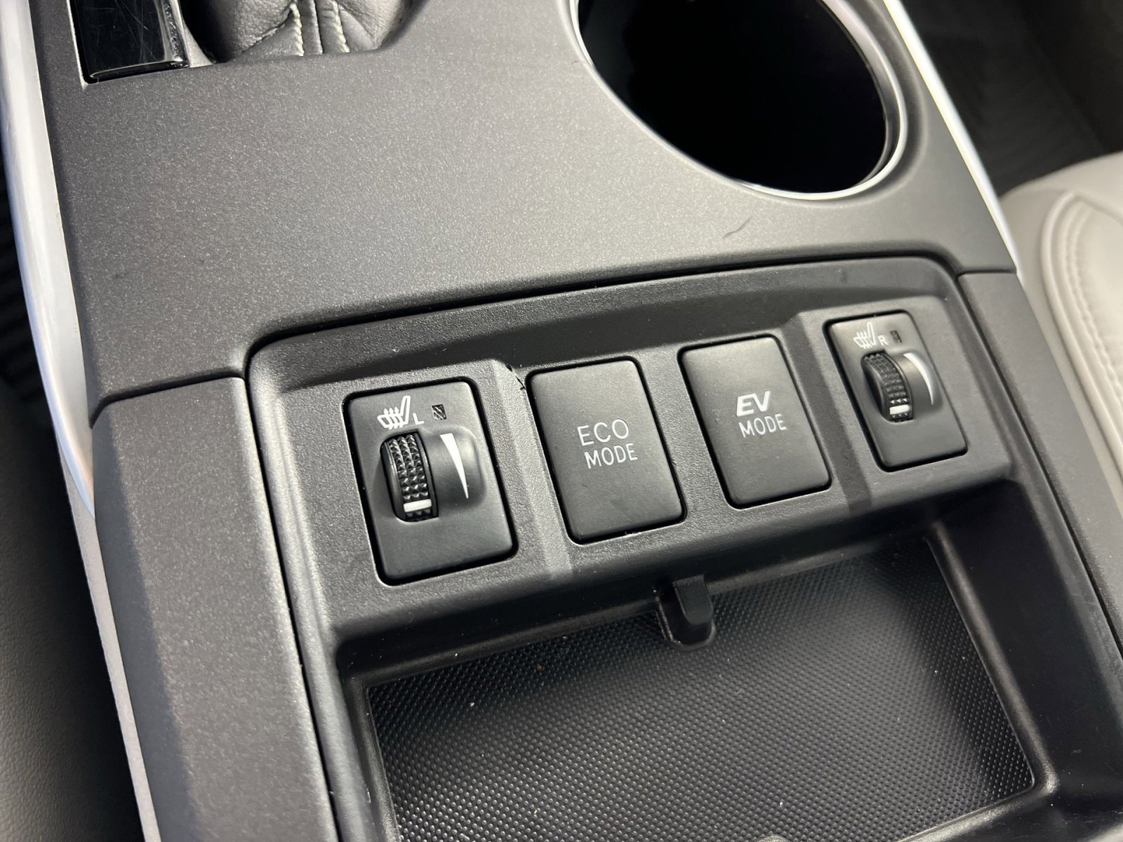 Used 2017 Toyota Camry XLE w/ Moonroof Package FWD image 33