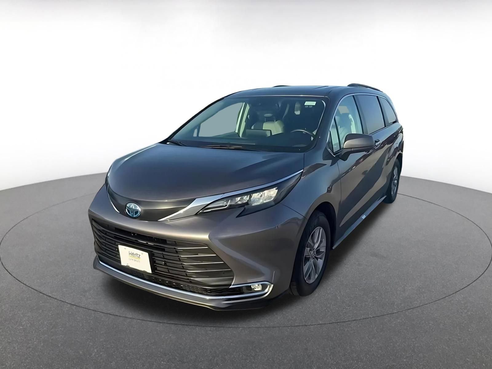 Used 2024 Toyota Sienna XLE image 4