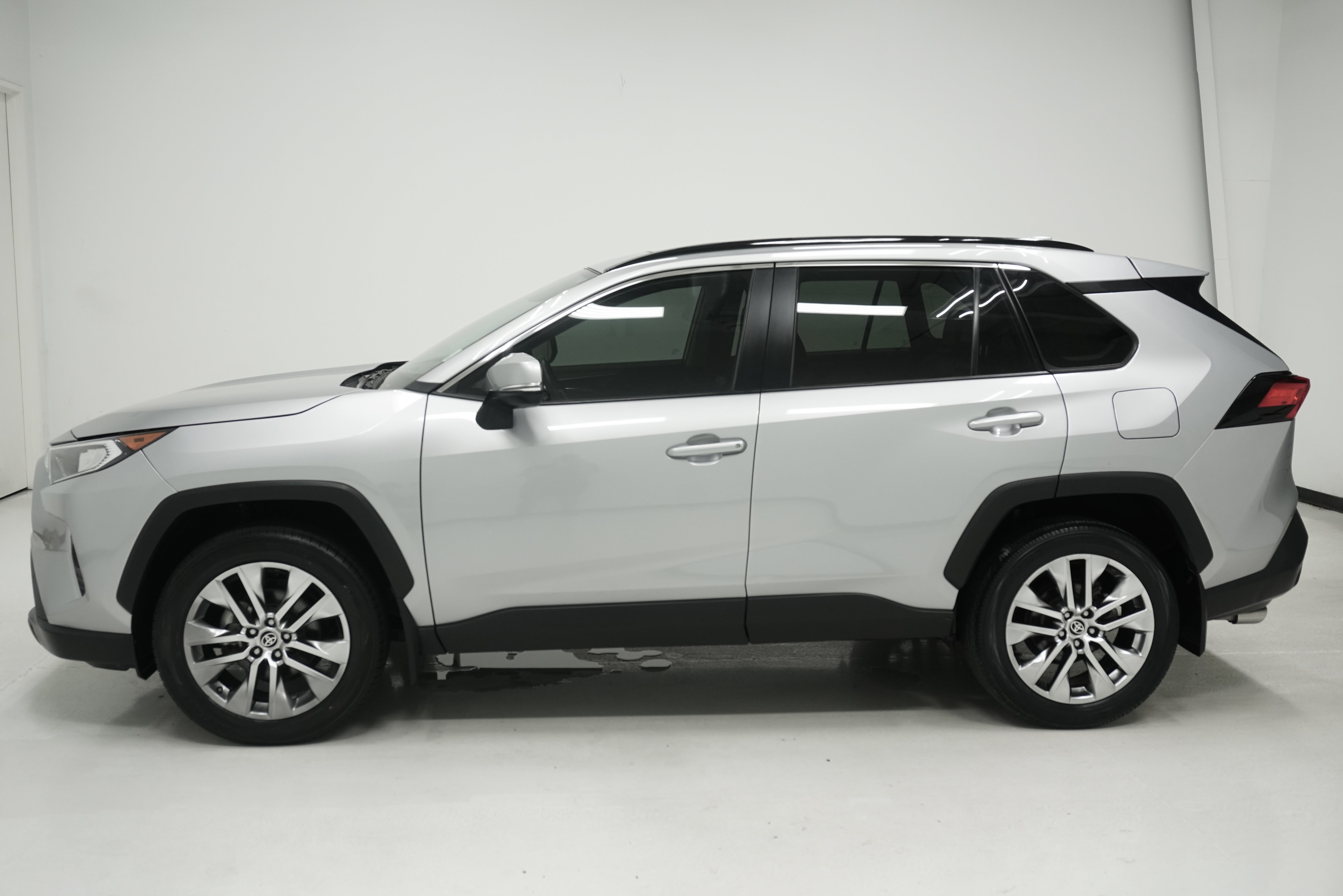 Used 2021 Toyota RAV4 XLE Premium FWD image 7