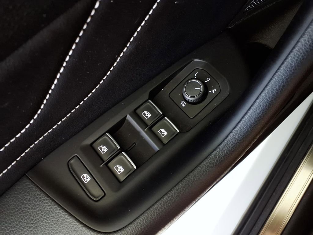 Used 2023 Volkswagen Arteon SE image 25