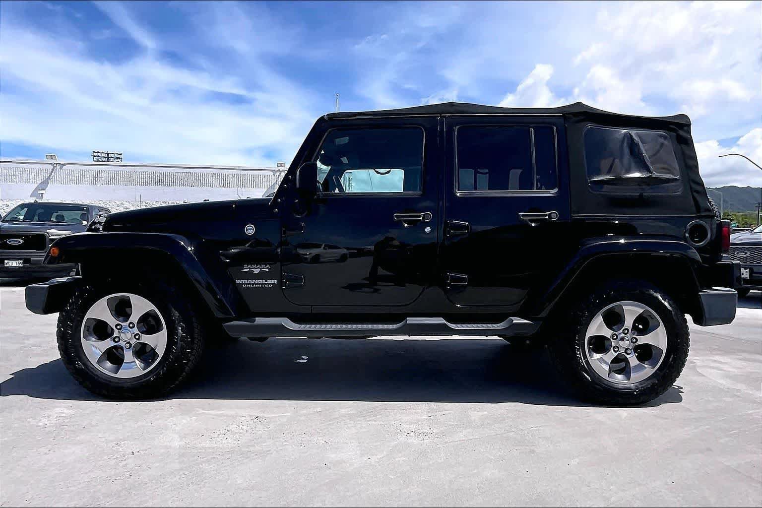 Used 2017 Jeep Wrangler Unlimited Sahara w/ Connectivity Group AWD/4WD image 3