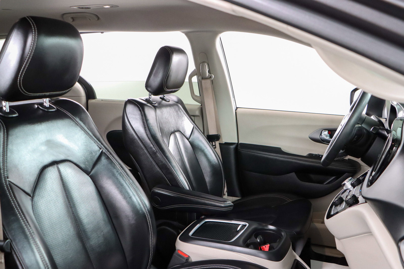 Used 2023 Chrysler Pacifica Touring-L image 27