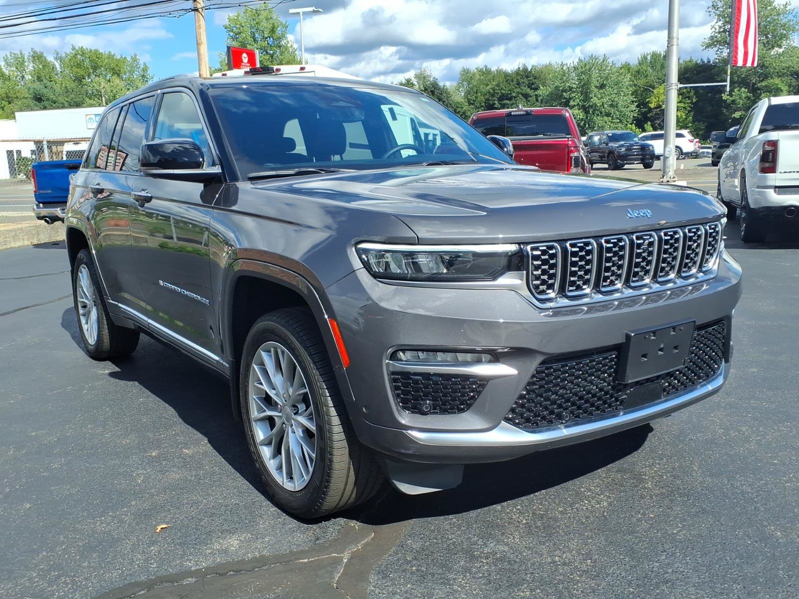 Used 2023 Jeep Grand Cherokee Summit w/ Luxury Tech Group V AWD/4WD image 3