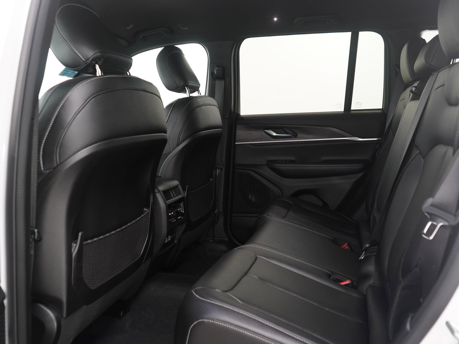Used 2024 Jeep Grand Cherokee Limited AWD/4WD image 19