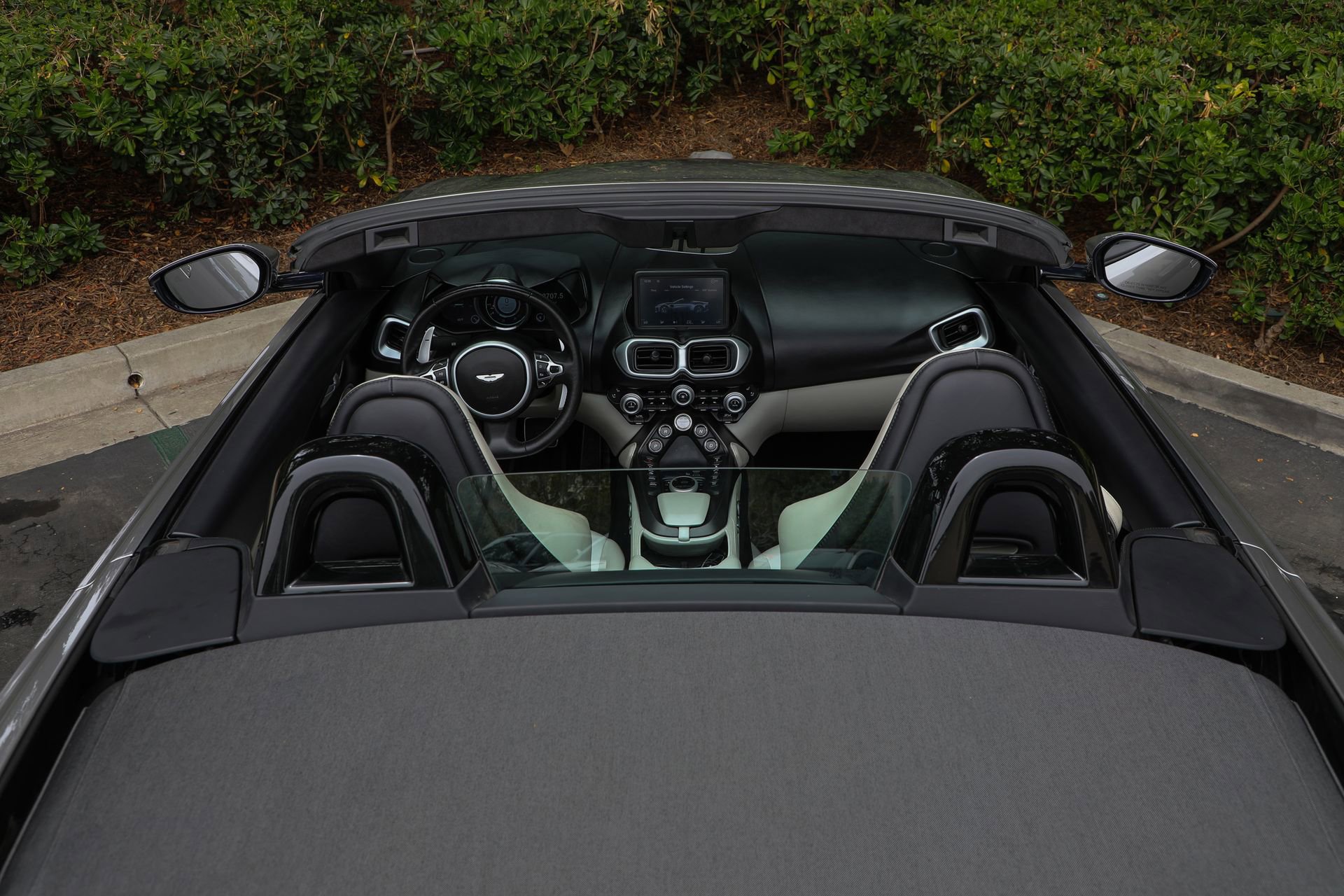 Used 2023 Aston Martin V8 Vantage Roadster RWD image 9