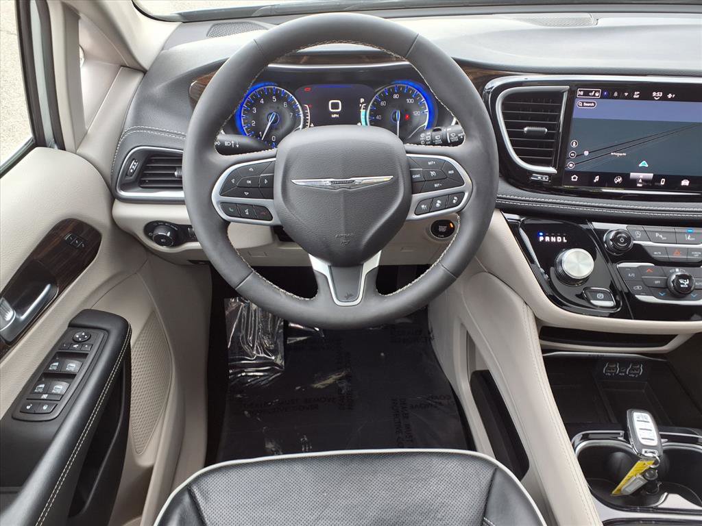 Used 2024 Chrysler Pacifica Limited image 3