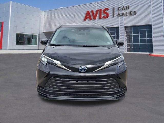 Used 2025 Toyota Sienna LE image 2