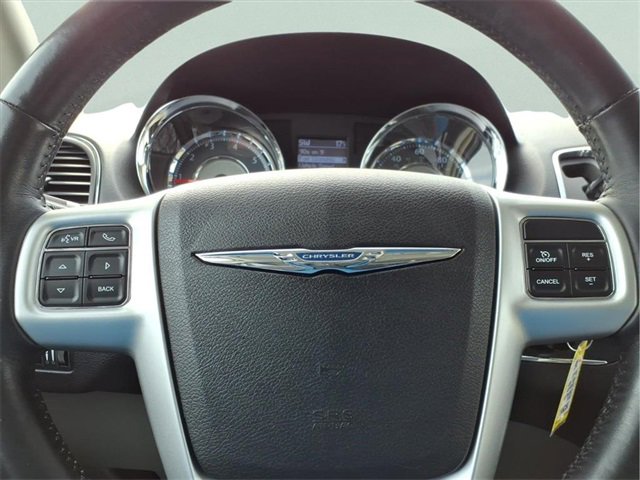 Used 2016 Chrysler Town & Country Touring w/ Driver Convenience Group image 22