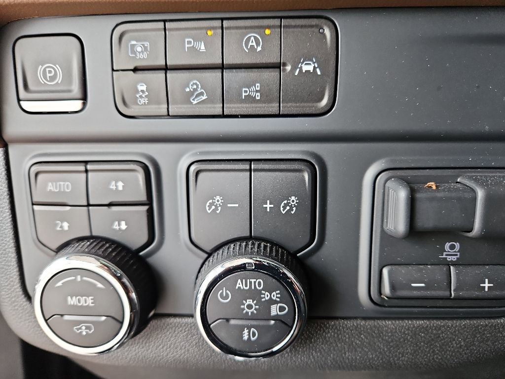 Used 2025 Chevrolet Suburban High Country AWD/4WD image 19