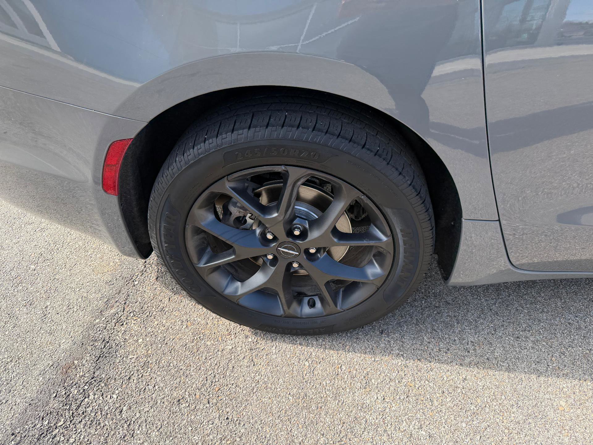 Used 2022 Chrysler Pacifica Touring-L w/ S Appearance Package image 11