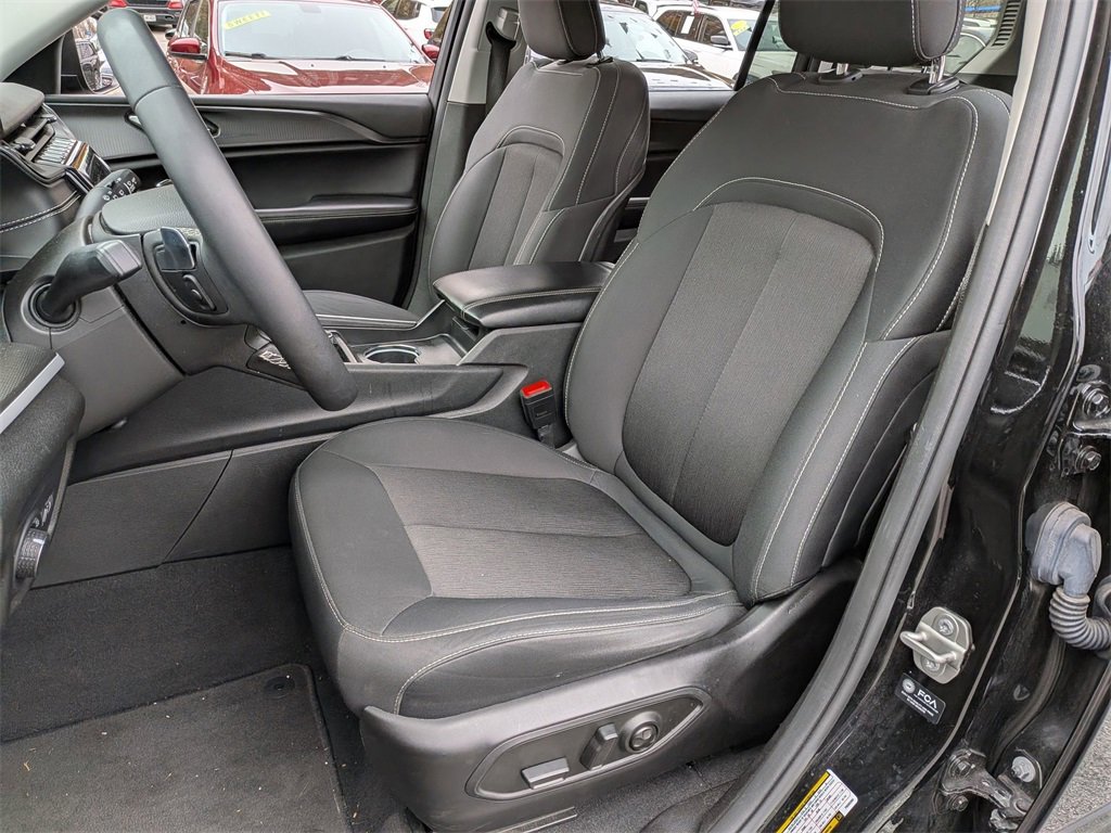 Used 2023 Jeep Grand Cherokee L Laredo image 21