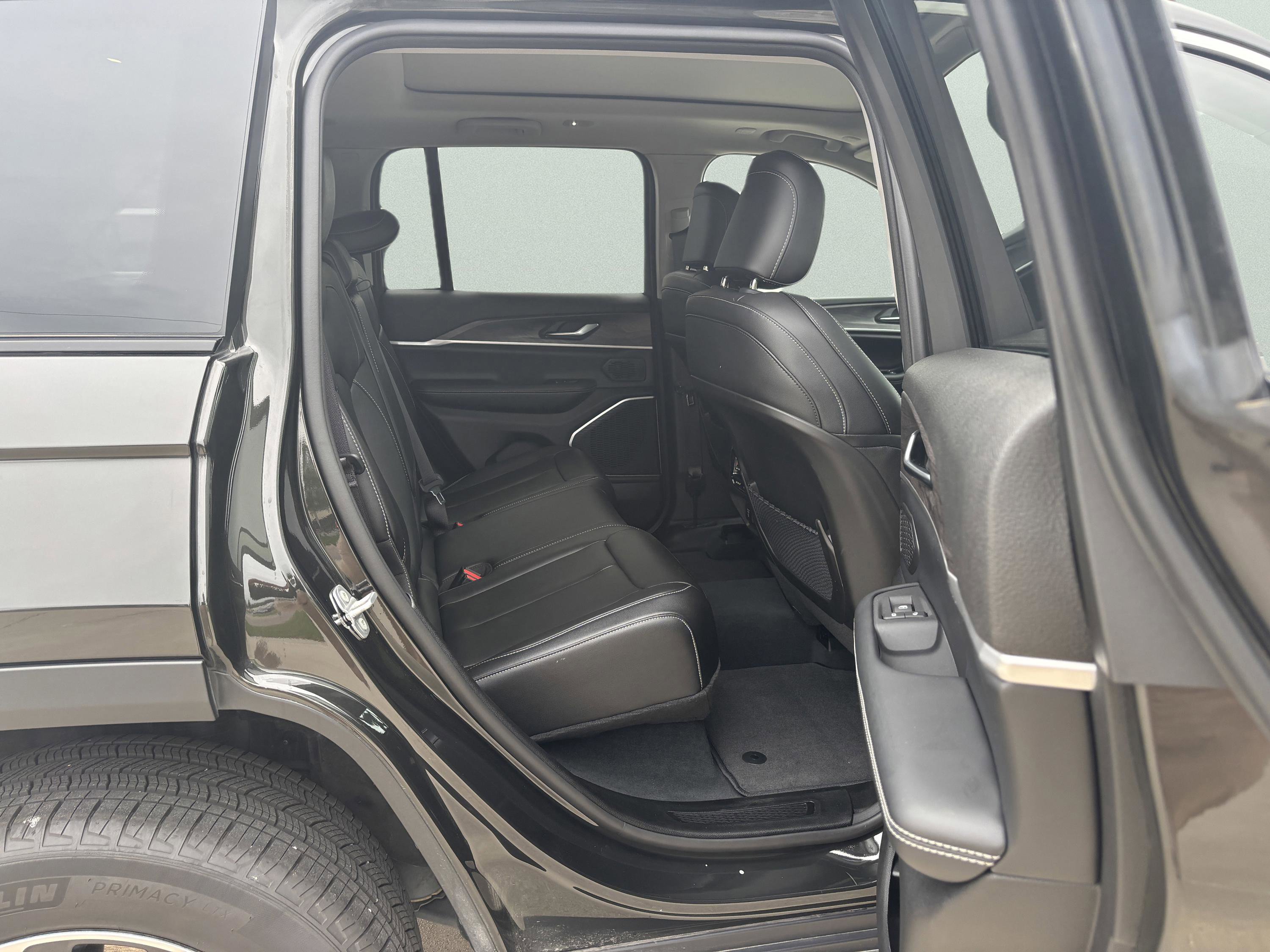 Used 2023 Jeep Grand Cherokee 4WD 4xe image 15