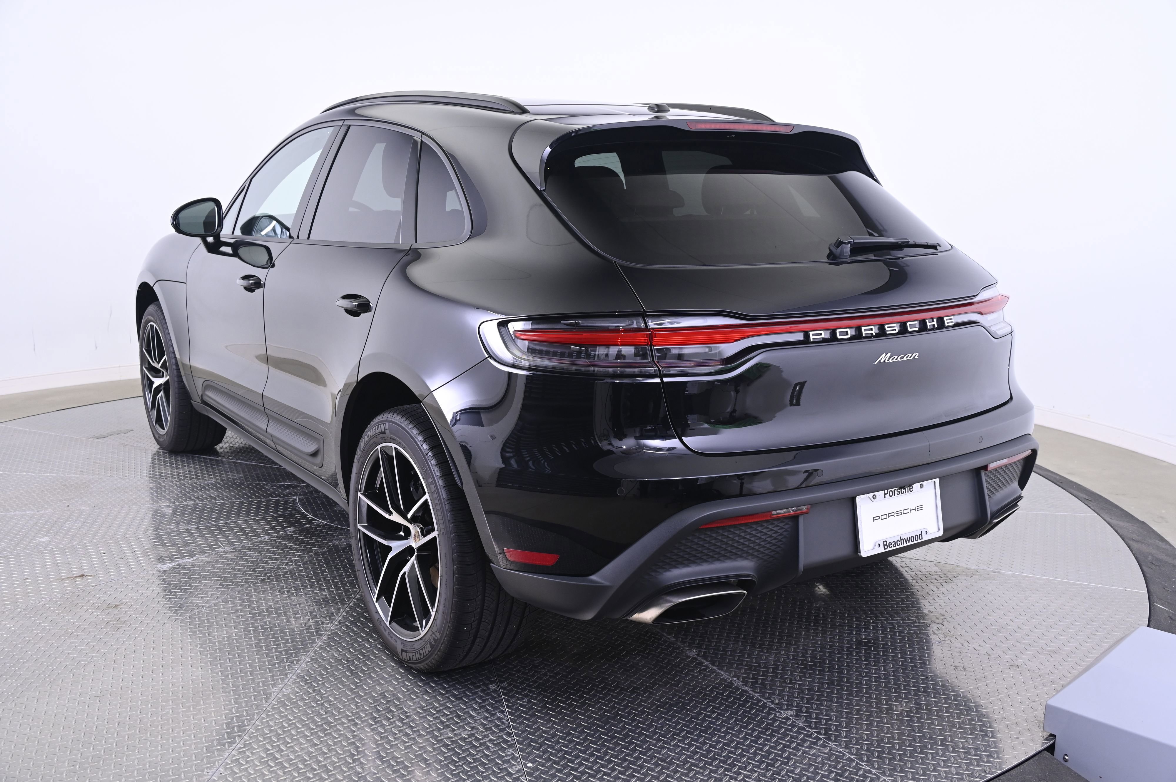 Certified 2025 Porsche Macan image 3