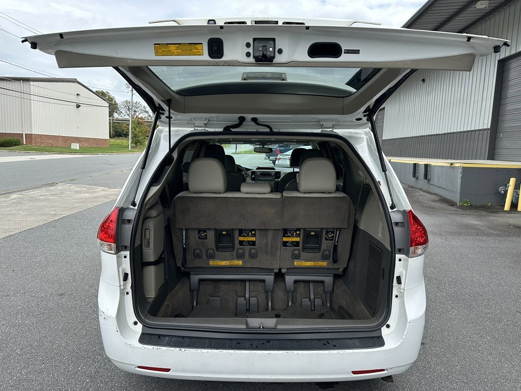 Used 2013 Toyota Sienna XLE image 18