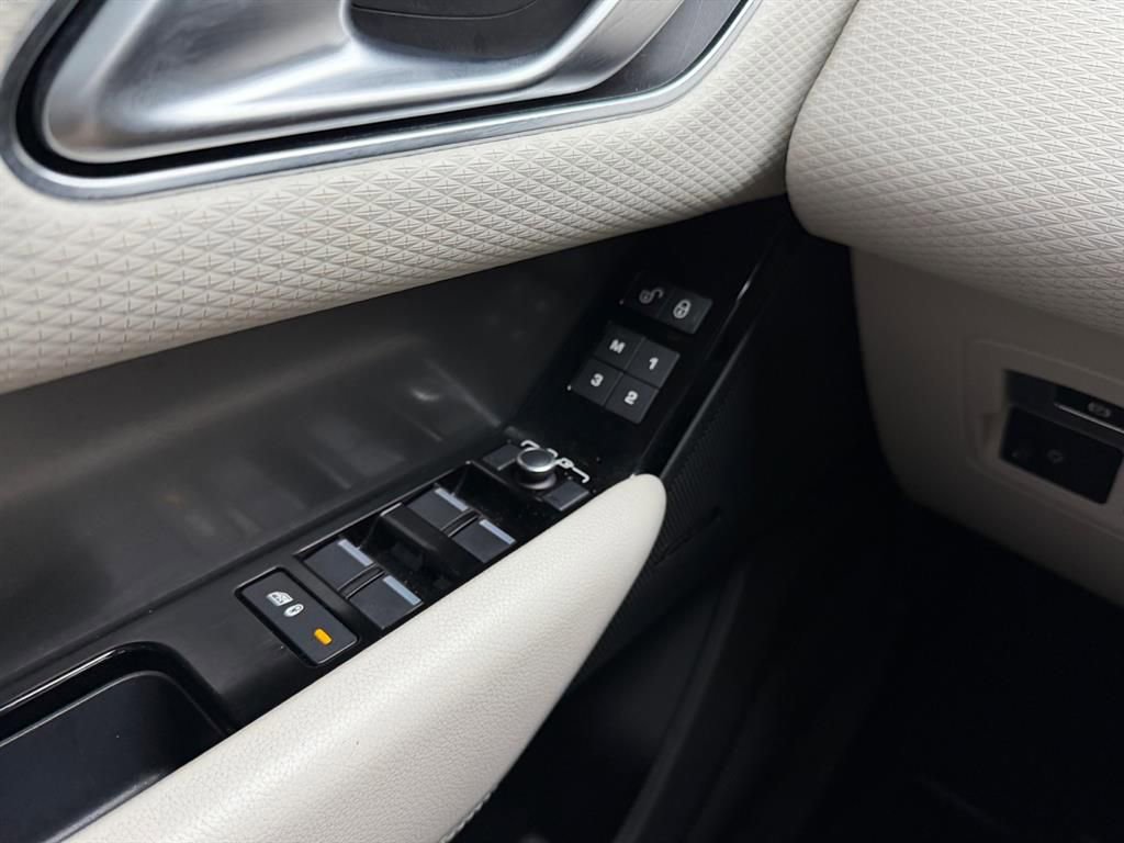 Used 2020 Land Rover Range Rover Velar S image 22