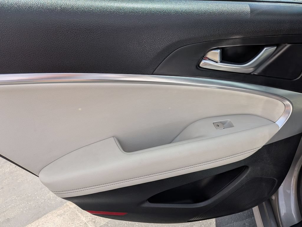 Used 2025 Genesis G70 2.5T RWD image 25
