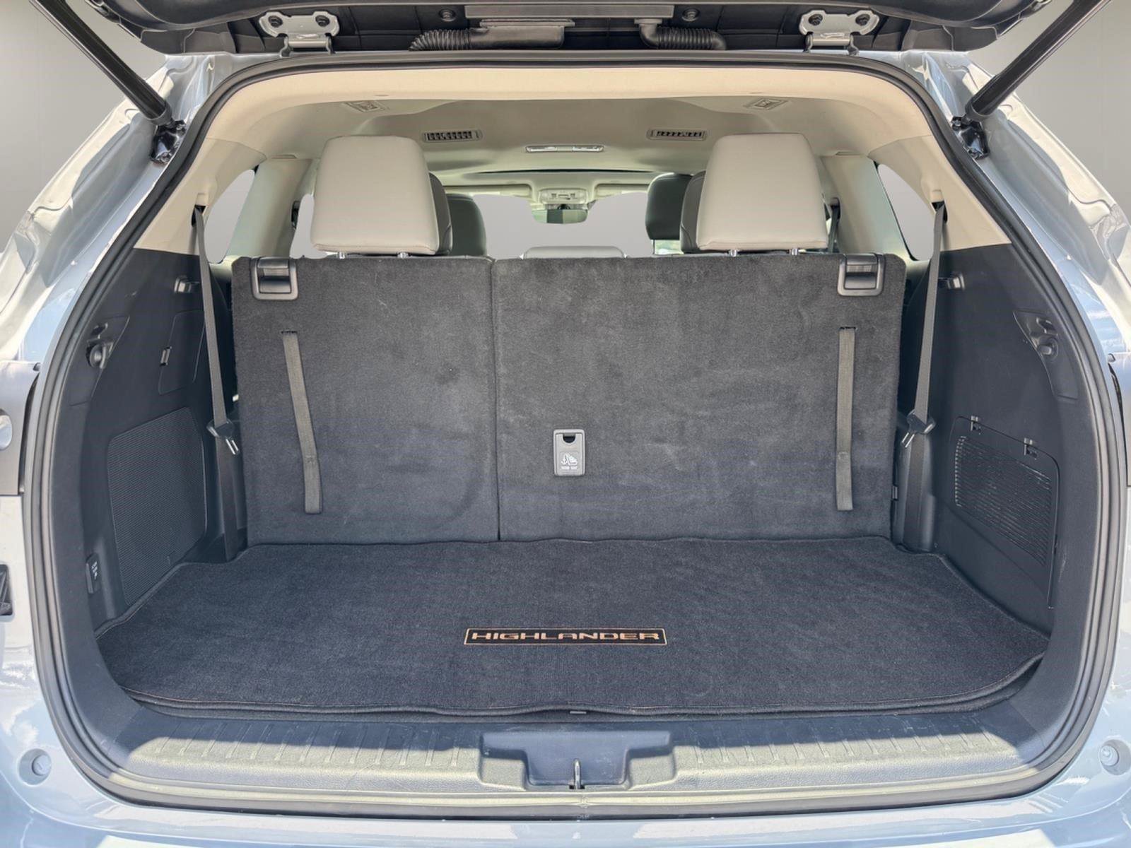 Used 2023 Toyota Highlander Bronze Edition FWD image 12