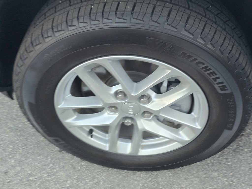 Used 2025 Jeep Grand Cherokee L Laredo image 8