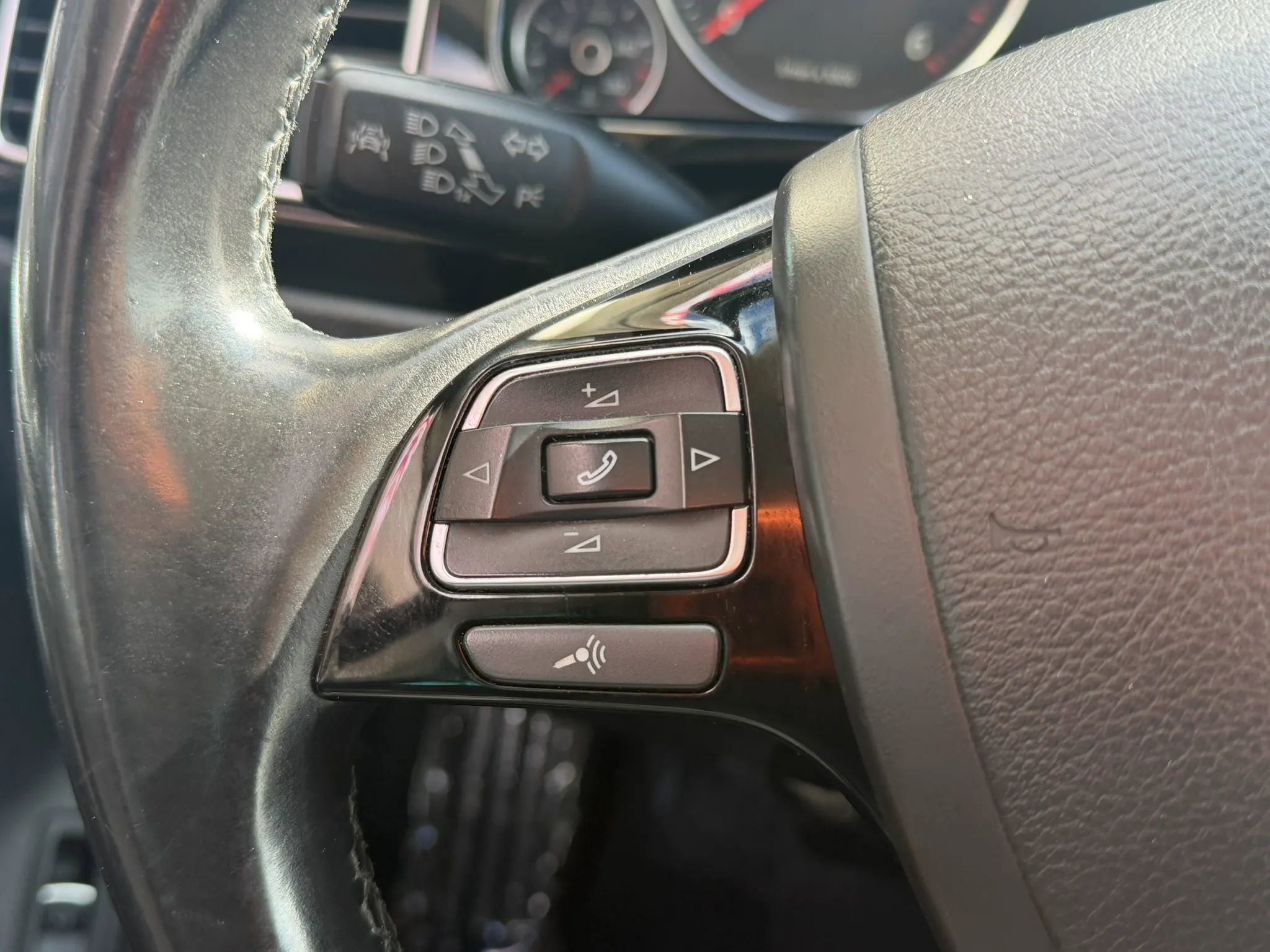 Used 2015 Volkswagen Touareg Sport AWD/4WD image 23