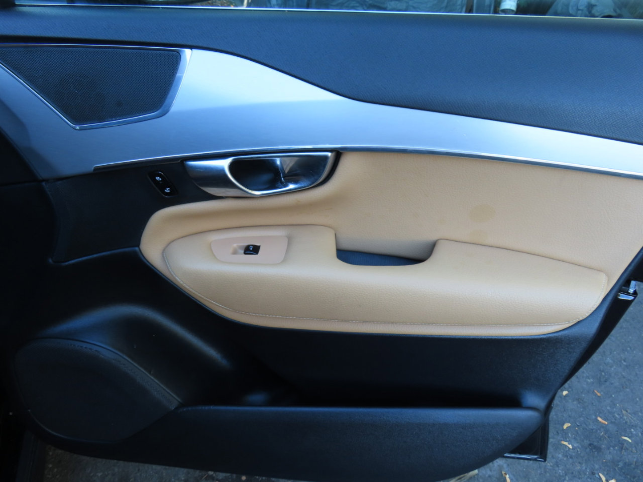 Used 2017 Volvo XC90 T6 Momentum w/ Vision Package image 22
