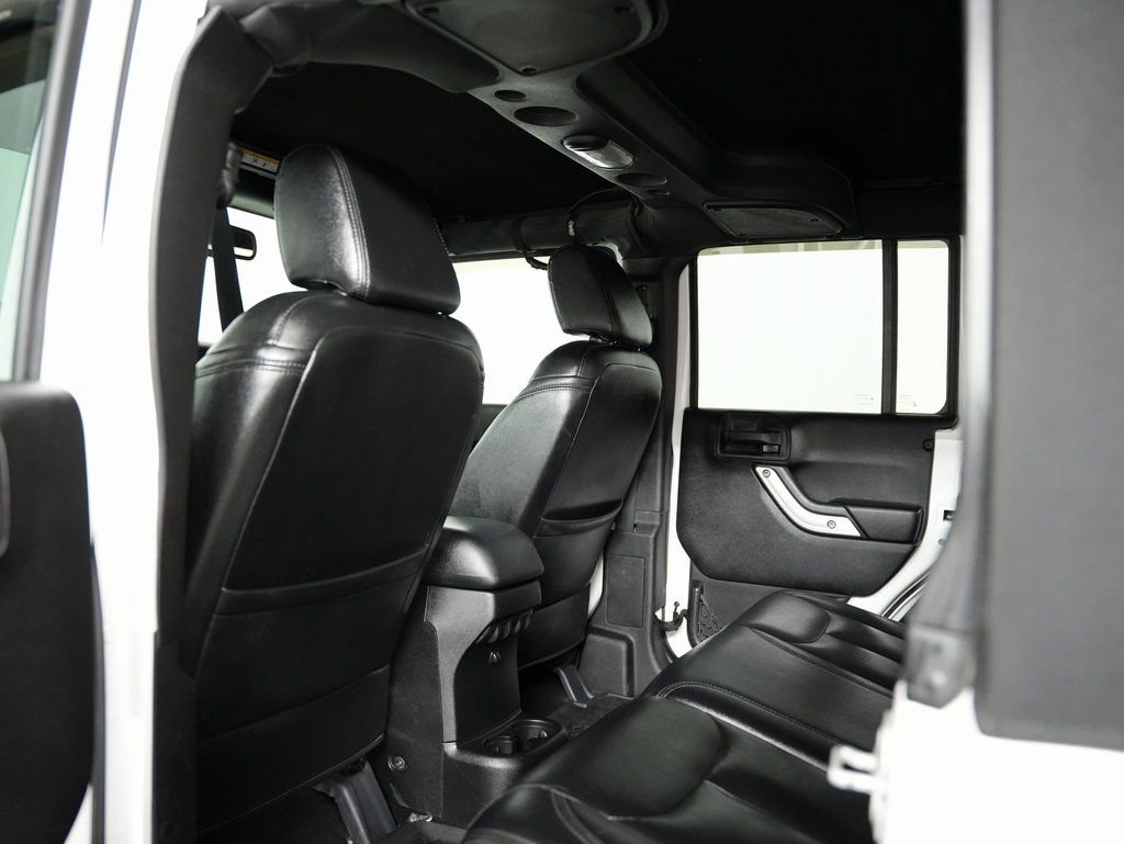 Used 2015 Jeep Wrangler Unlimited Sahara w/ Connectivity Group image 38
