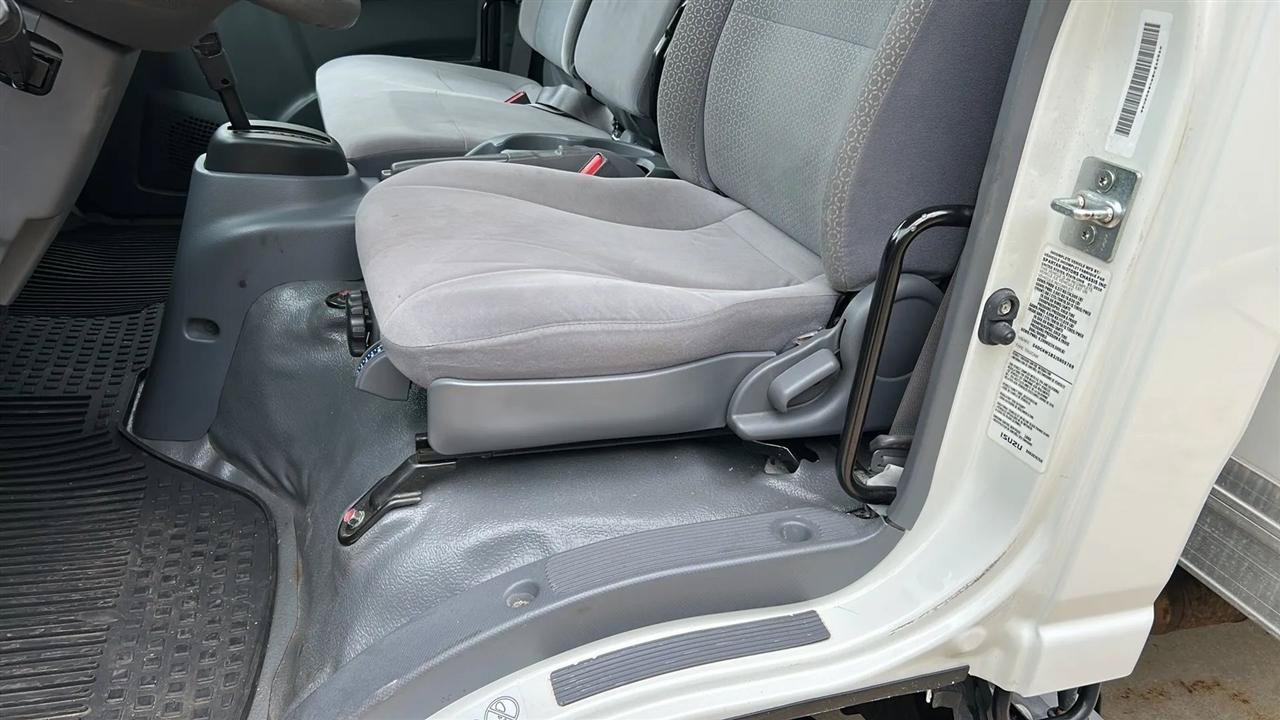 Used 2018 Isuzu NPR RWD image 33