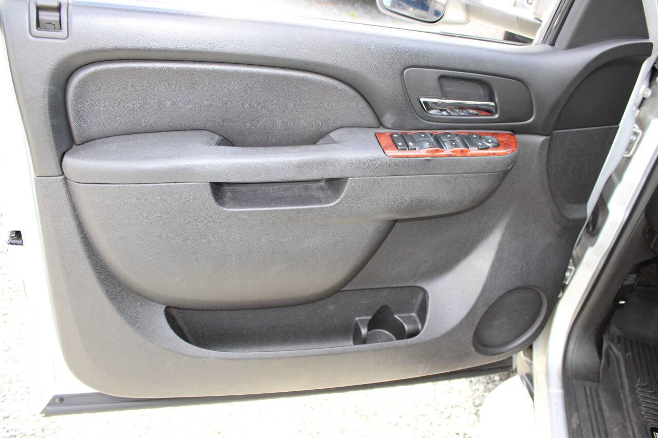 Used 2014 Chevrolet Suburban LS image 19