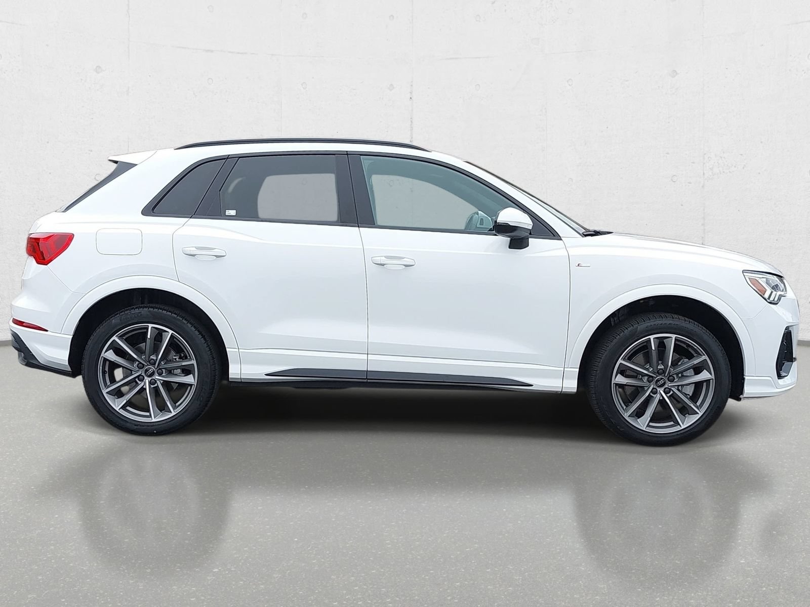 Certified 2025 Audi Q3 2.0T Premium w/ Convenience Package AWD/4WD image 4