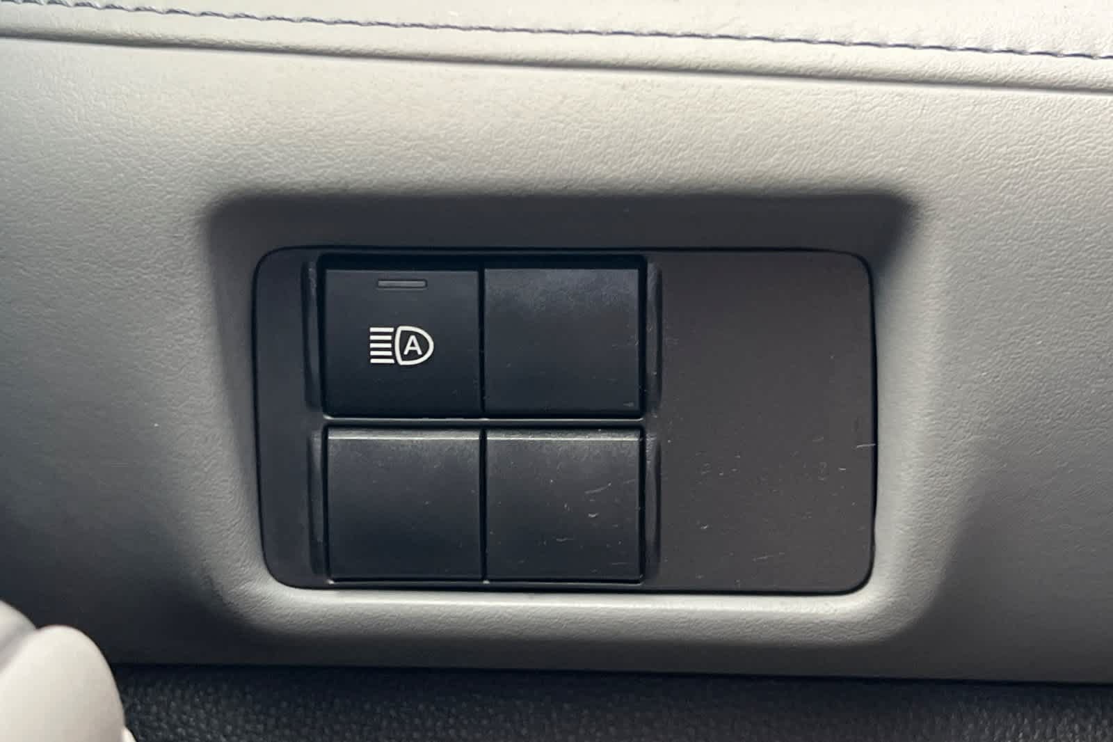 Used 2022 Toyota Highlander L AWD/4WD image 31