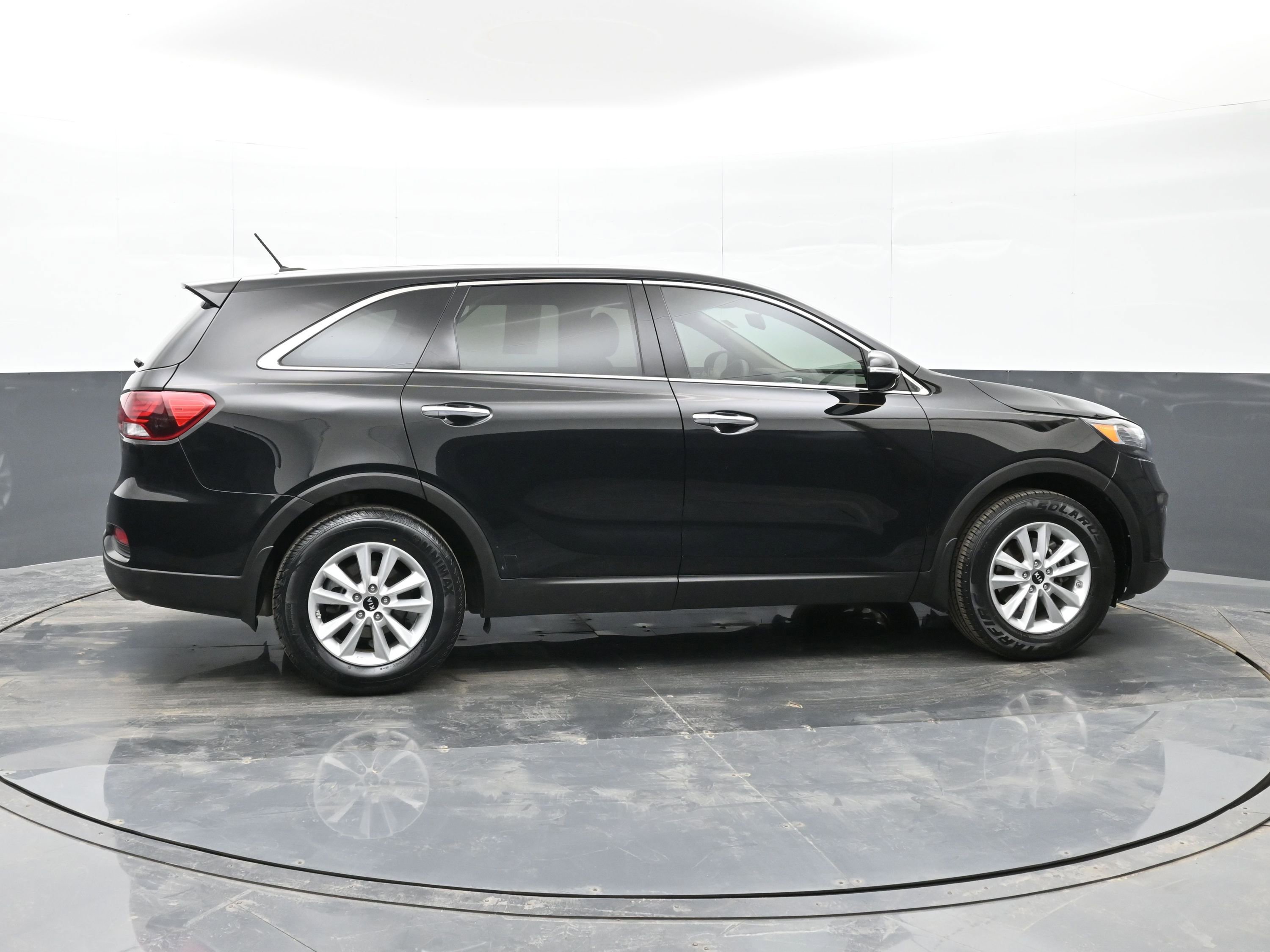 Used 2020 Kia Sorento LX image 9