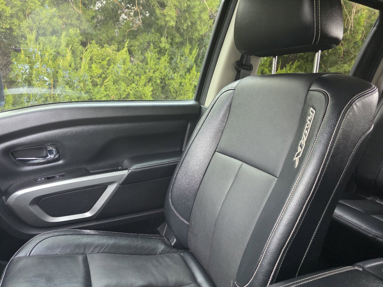 Used 2017 Nissan Titan PRO-4X w/ Pro-4x Convenience Package image 16